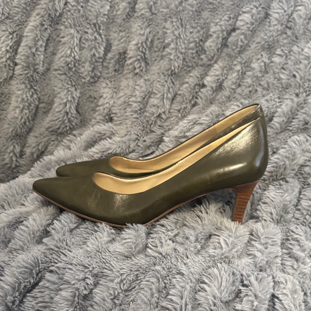 Elegant Olive Green Women's Pumps - Picture 6 of 7